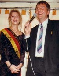 René Zind als Moderator (hier: mit Miss Germany 1990 bei einer Autohaus-Eröffnung in Eisenach)